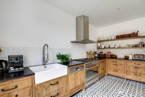 Какие способы можно использовать для создания гармоничного сочетания плитки и дерева в интерьере. Сочетание плитки и дерева в интерьере