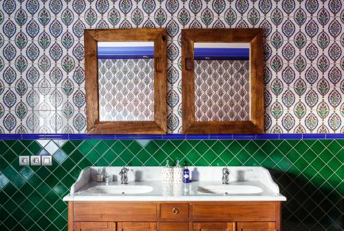 Какие способы можно использовать для создания гармоничного сочетания плитки и дерева в интерьере. Сочетание плитки и дерева в интерьере