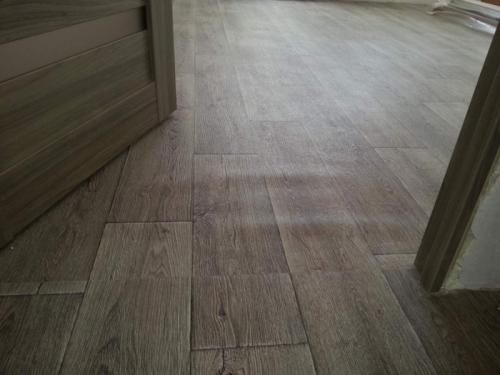 Какие инструменты и материалы необходимы для приклеивания ПВХ линолеума к полу