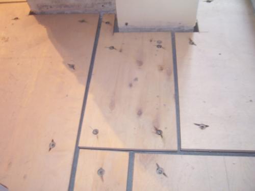 Что стелить под линолеум на деревянный пол. Особенности фанеры