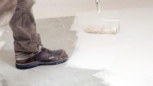 Какие инструменты необходимы для ремонта пола на балконе