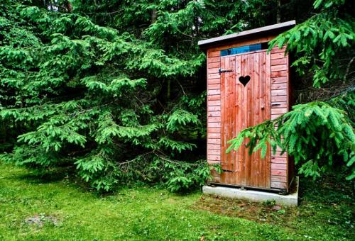 Деревянный туалет для дачи своими руками. Дачный туалет: устройство, пошаговая инструкция для строительства своими руками | 40+ Фото  Видео