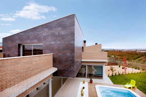 Керамогранит на фасаде: плюсы, минусы, особенности выбора