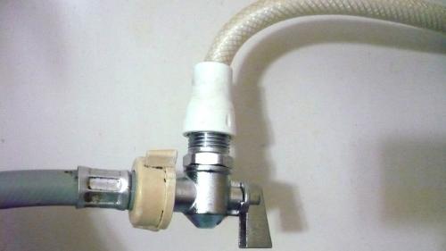 Нужен ли кран для стиральной машины. Нужно ли перекрывать кран стиральной машинки, когда она выключена? 13