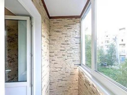 Чем лучше отделать стены на балконе: советы и идеи 14