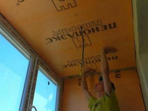 Чем лучше отделать стены на балконе: советы и идеи 12