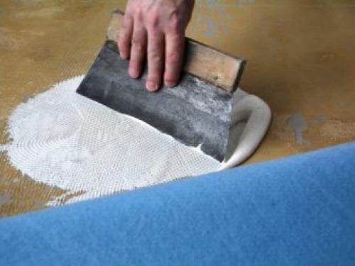 Как клеить линолеум к старому полу из линолеума. Реакционный клеевой состав 04