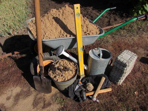 Укладка тротуарной плитки 50х50 своими руками. Как уложить самодельную тротуарную плитку на даче: пошаговая инструкция