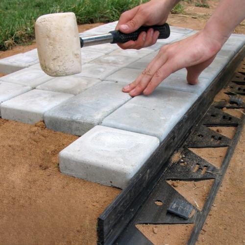 Укладка тротуарной плитки своими руками пошаговая инструкция. Укладка тротуарной плитки своими руками от А до Я: дренаж, выбор основания, разметка дорожек, размещение бордюров