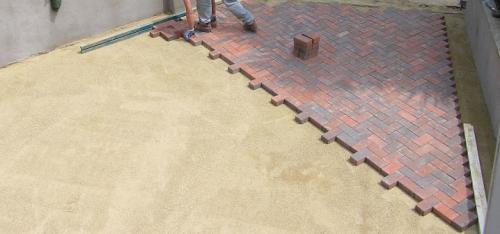 Быстрая укладка тротуарной плитки своими руками.. Поэтапная инструкция по укладке тротуарной плитки 06