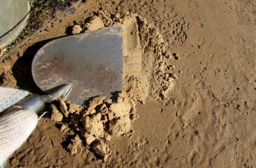 Технология и основные этапы укладки тротуарной плитки на песок. Вариант 1: на песчаной основе