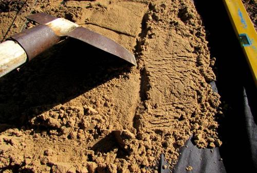 Технология и основные этапы укладки тротуарной плитки на песок. Вариант 1: на песчаной основе