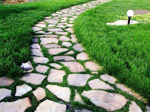 Красивые дорожки из тротуарной плитки на даче. Особенности и преимущества 20