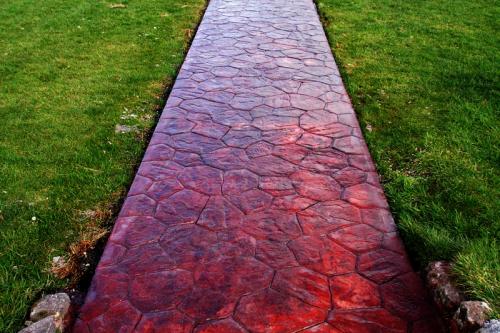 Красивые дорожки из тротуарной плитки на даче. Особенности и преимущества 23
