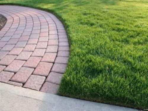 Красивые дорожки из тротуарной плитки на даче. Особенности и преимущества 02