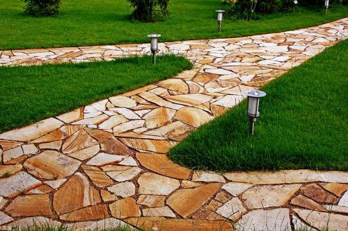 Красивые дорожки из тротуарной плитки на даче. Особенности и преимущества 18