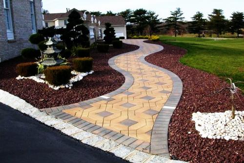 Красивые дорожки из тротуарной плитки на даче. Особенности и преимущества 27