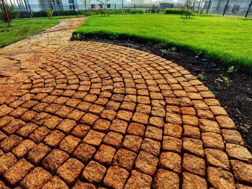 Красивые дорожки из тротуарной плитки на даче. Особенности и преимущества 28