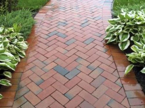 Красивые дорожки из тротуарной плитки на даче. Особенности и преимущества 04