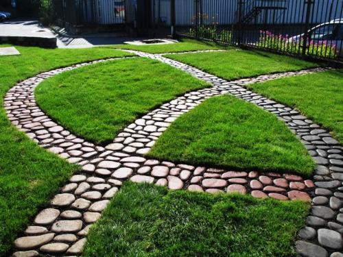 Красивые дорожки из тротуарной плитки на даче. Особенности и преимущества 29