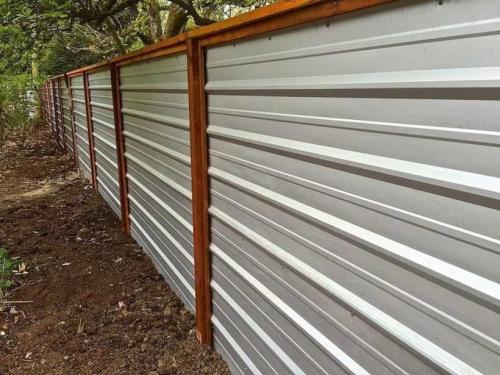 Бесплатный забор своими руками. Дешевый забор для дачи своими руками: особенности недорогих материалов, выбор высоты, назначение забора. Мастер-класс по установке поэтапно