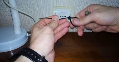 Как снять стяжку с проводов. Как расстегнуть пластмассовый хомут