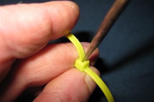 Как снять стяжку с проводов. Как расстегнуть пластмассовый хомут