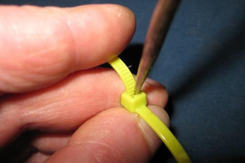 Как снять стяжку с проводов. Как расстегнуть пластмассовый хомут