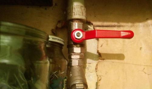 Как включить кран подачи воды. Что такое вводной кран в квартиру