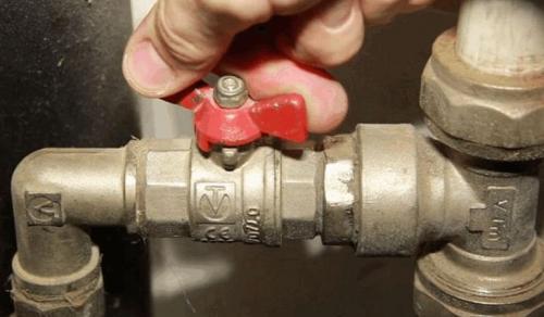 Как включить кран подачи воды. Что такое вводной кран в квартиру