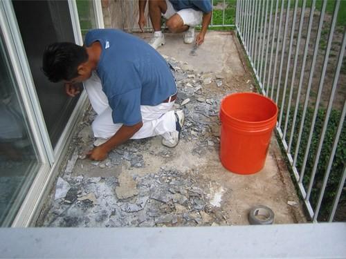 Как залить пол на балконе. Выбор материала | Построй всё сам