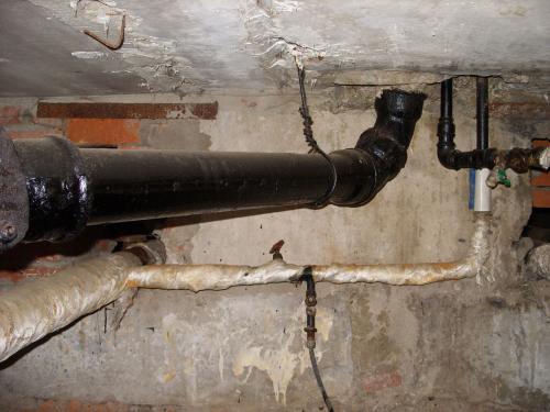 Как чугунные трубы сравниваются с пластиковыми в системах SML. Какие трубы подойдут для обустройства внутренней канализации?