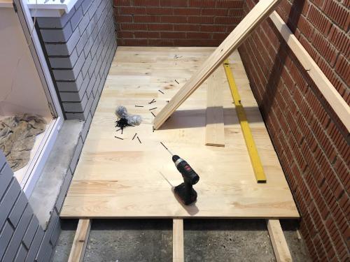 Напольные покрытия для балкона и лоджии. Пол на балконе и лоджии: что лучше положить на пол